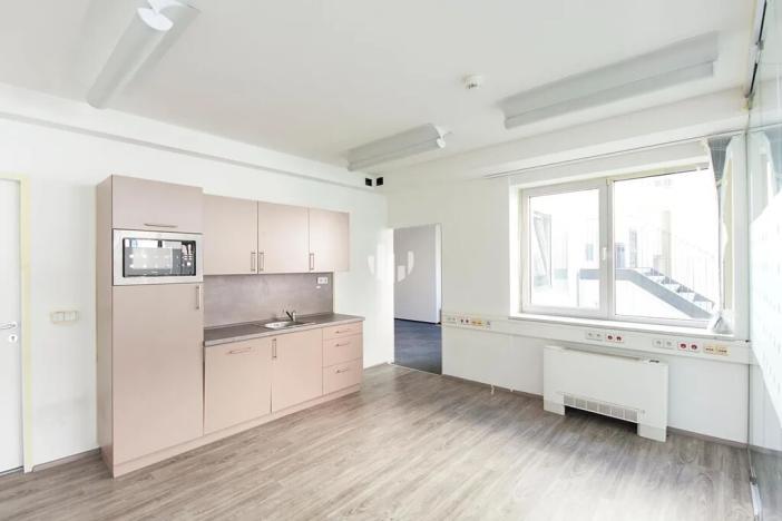 Pronájem kanceláře, Praha - Smíchov, Štefánikova, 215 m2