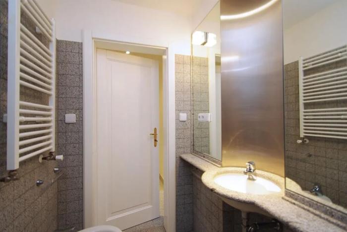 Pronájem bytu 3+1, Praha - Malá Strana, Hroznová, 73 m2