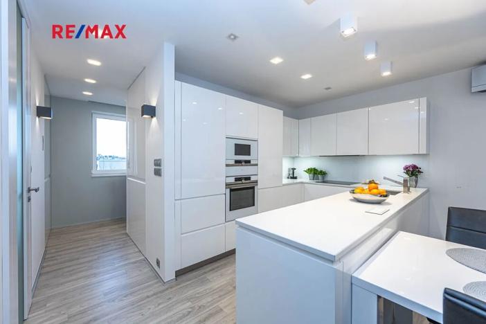 Pronájem bytu 2+kk, Praha - Strašnice, Novostrašnická, 68 m2