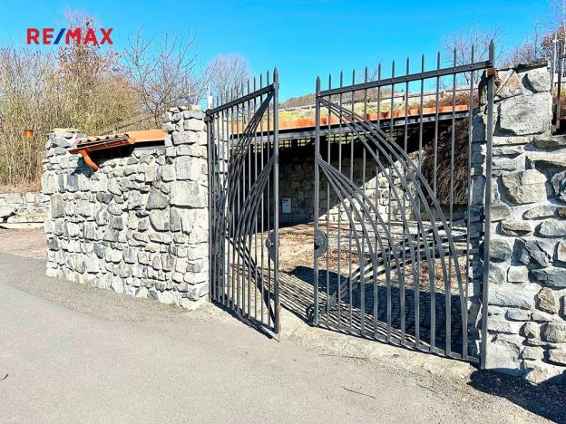 Pronájem vily, Perštejn, 700 m2