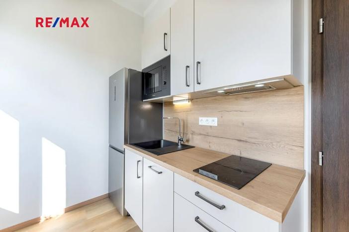 Pronájem bytu 1+kk, Praha - Libeň, náměstí Dr. Václava Holého, 27 m2