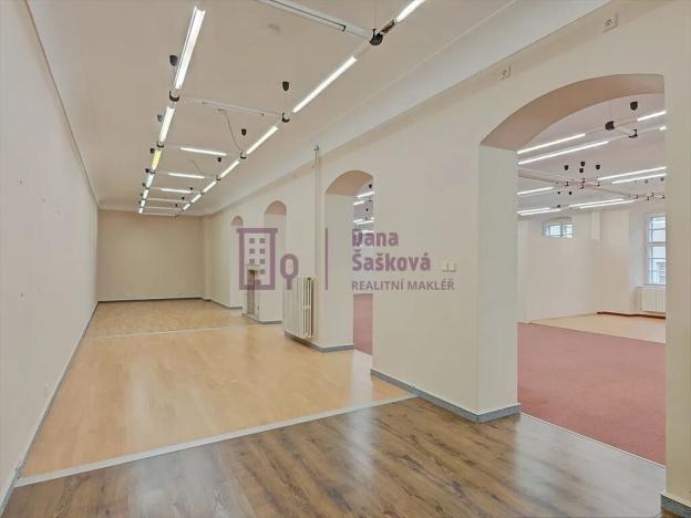 Pronájem obchodního prostoru, Jindřichův Hradec, nám. Míru, 525 m2