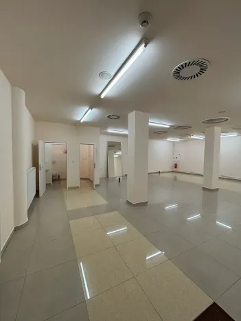 Prodej obchodního prostoru, Karlovy Vary, Divadelní náměstí, 100 m2