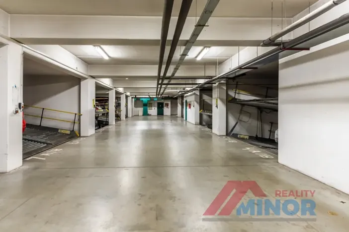 Pronájem garážového stání, Praha - Libeň, Na žertvách, 13 m2