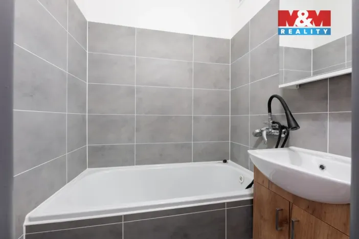 Pronájem bytu 1+1, Cheb, Kasární náměstí, 30 m2