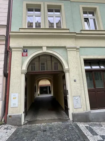 Pronájem garážového stání, Praha - Vinohrady, Rybalkova, 20 m2