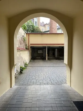 Pronájem garážového stání, Praha - Vinohrady, Rybalkova, 20 m2