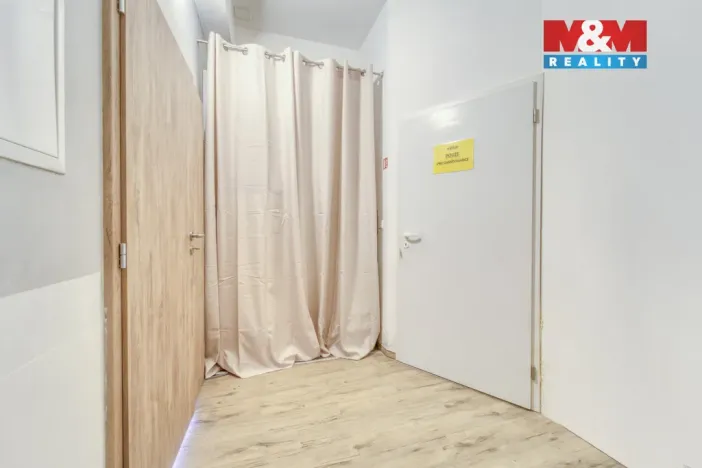 Prodej obchodního prostoru, Praha - Uhříněves, Přátelství, 490 m2