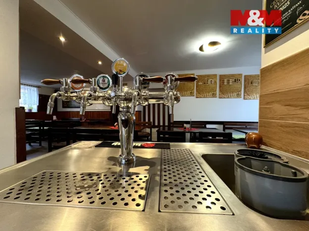 Prodej restaurace, Velké Žernoseky, 438 m2