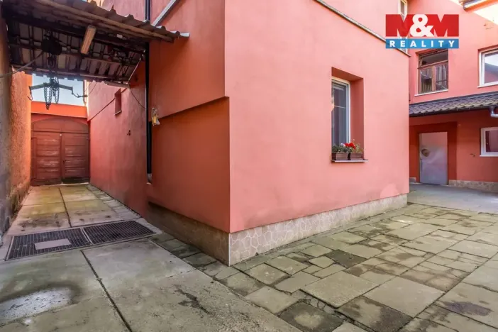 Prodej činžovního domu, Mimoň, nám. 1. máje, 120 m2