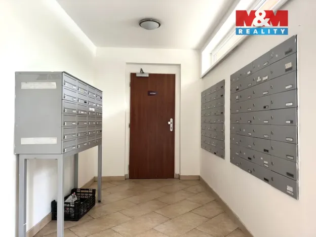 Pronájem bytu 1+kk, Praha - Hloubětín, Nademlejnská, 37 m2