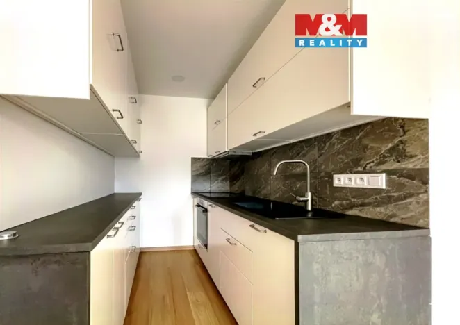 Pronájem bytu 2+kk, Praha - Kobylisy, Famfulíkova, 44 m2