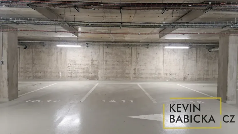 Pronájem garážového stání, Brno, třída Generála Píky, 13 m2