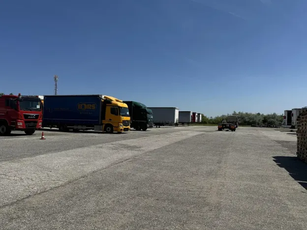 Pronájem komerčního pozemku, Holubice, 700 m2