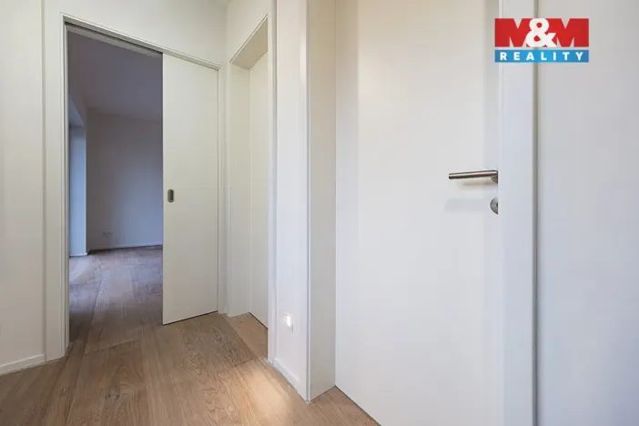 Prodej bytu 2+kk, Praha - Holyně, náměstí Pod lípou, 58 m2