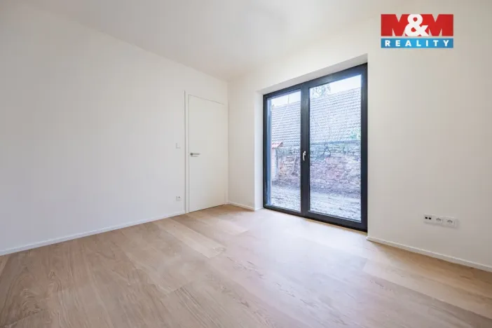 Prodej bytu 2+kk, Praha - Holyně, náměstí Pod lípou, 58 m2