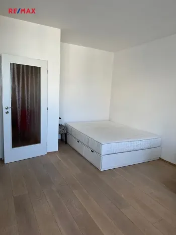Pronájem bytu 1+kk, Praha - Vysočany, Pod Harfou, 33 m2