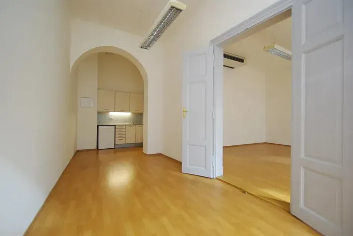 Pronájem kanceláře, Praha - Smíchov, Štefánikova, 70 m2