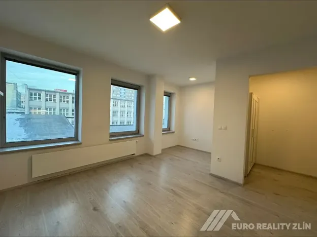 Pronájem bytu 1+kk, Zlín, Lorencova, 30 m2