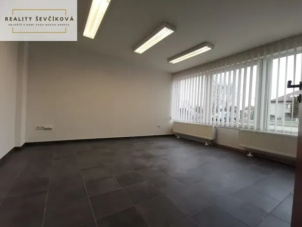 Pronájem obchodního prostoru, Hradec Králové, Vlčkovická, 700 m2