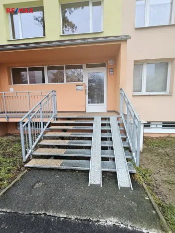 Pronájem bytu 1+kk, Kladno, V Bažantnici, 33 m2