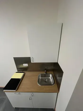 Pronájem kanceláře, Praha - Holešovice, Haškova, 16 m2