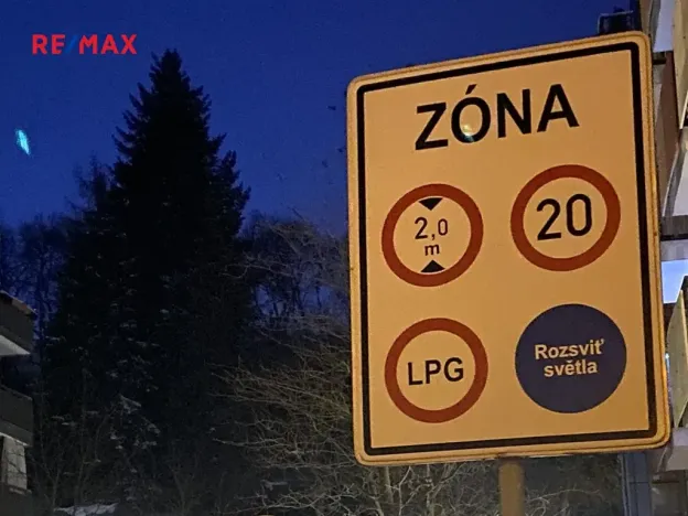 Pronájem garážového stání, Praha - Smíchov, Tomkova, 12 m2