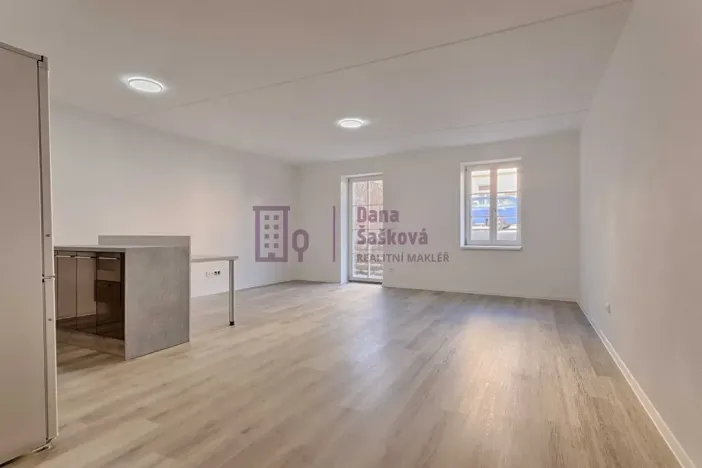 Pronájem bytu 1+kk, Jindřichův Hradec, nám. Míru, 58 m2