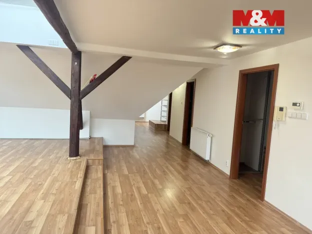 Pronájem atypického bytu, Žatec, Žižkovo náměstí, 100 m2