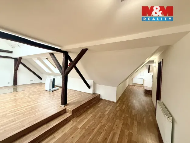 Pronájem atypického bytu, Žatec, Žižkovo náměstí, 100 m2