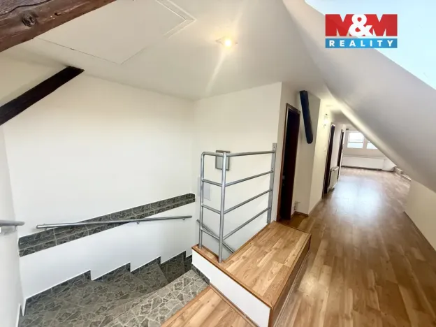 Pronájem atypického bytu, Žatec, Žižkovo náměstí, 100 m2