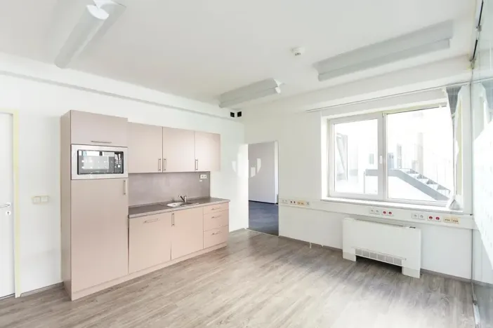 Pronájem kanceláře, Praha - Smíchov, Štefánikova, 371 m2