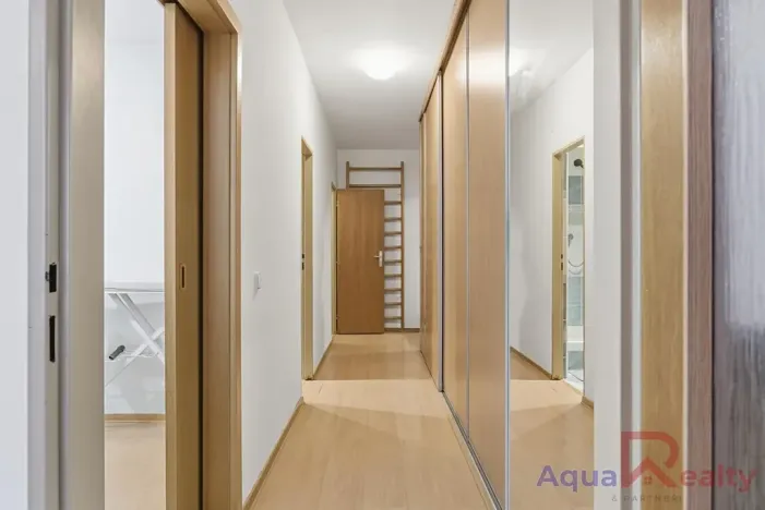 Prodej bytu 2+kk, Karlovy Vary, nám. V. Řezáče, 68 m2