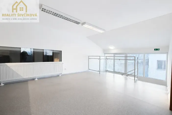 Pronájem obchodního prostoru, Hradec Králové, Vlčkovická, 700 m2