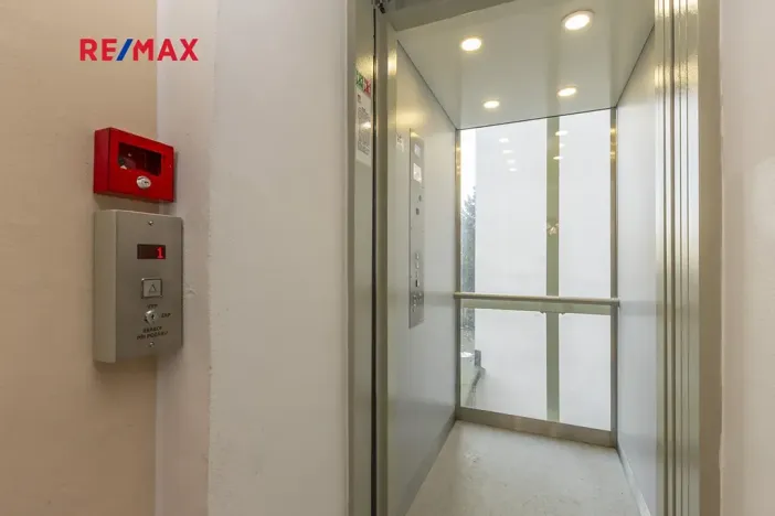 Pronájem bytu 2+kk, Pardubice, Bubeníkova, 50 m2