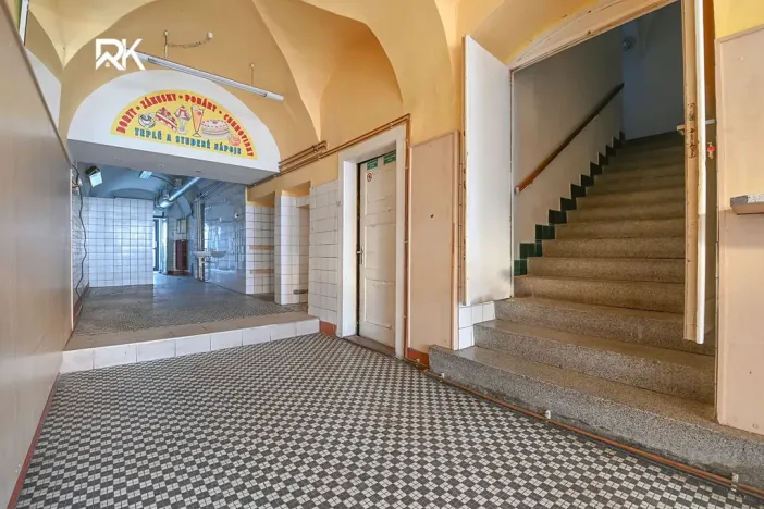 Prodej obchodního prostoru, Kolín, Pražská, 600 m2