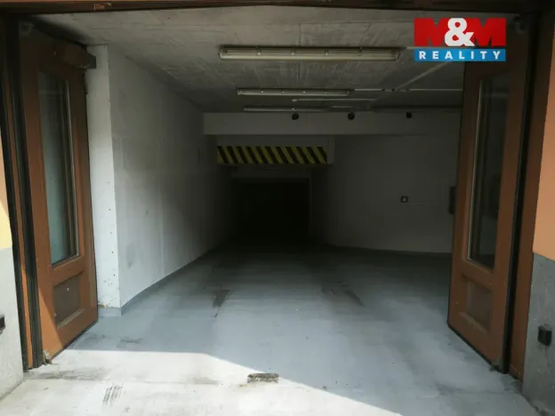 Pronájem garážového stání, Karlovy Vary, Divadelní náměstí, 19 m2