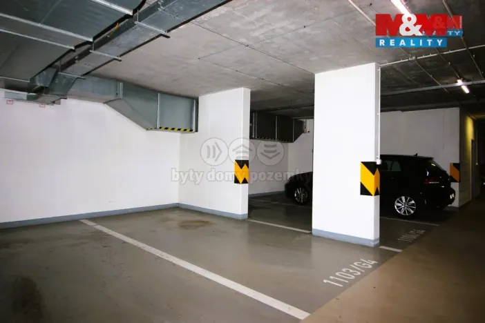 Prodej garážového stání, Praha, Poděbradská, 12 m2