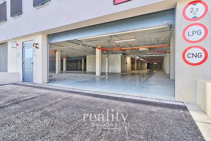 Pronájem garážového stání, Znojmo, Kosmákova, 17 m2