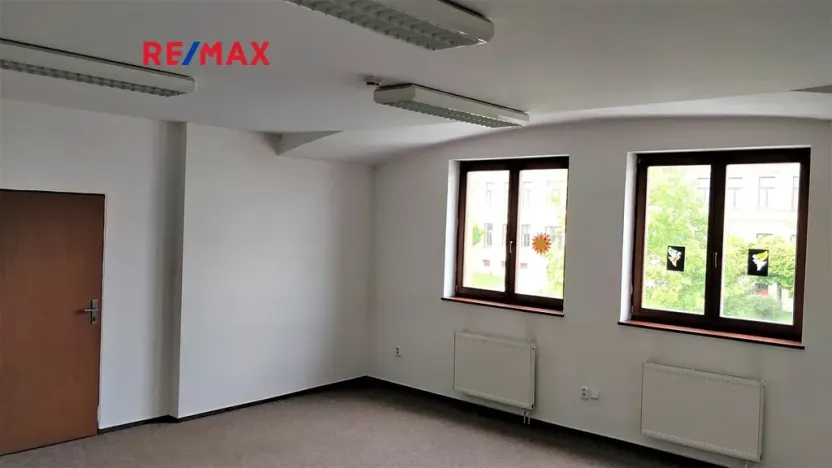 Pronájem obchodního prostoru, Uherský Brod, Mariánské nám., 36 m2