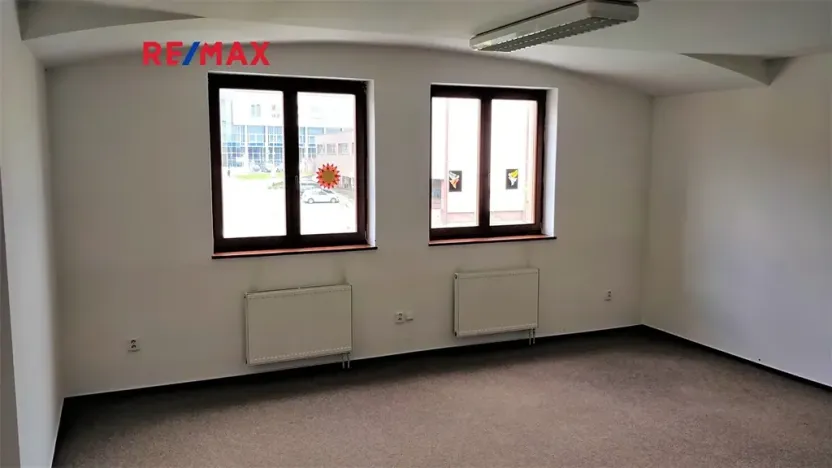 Pronájem obchodního prostoru, Uherský Brod, Mariánské nám., 36 m2