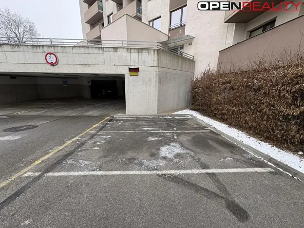 Pronájem garážového stání, Brno, Kigginsova, 12 m2