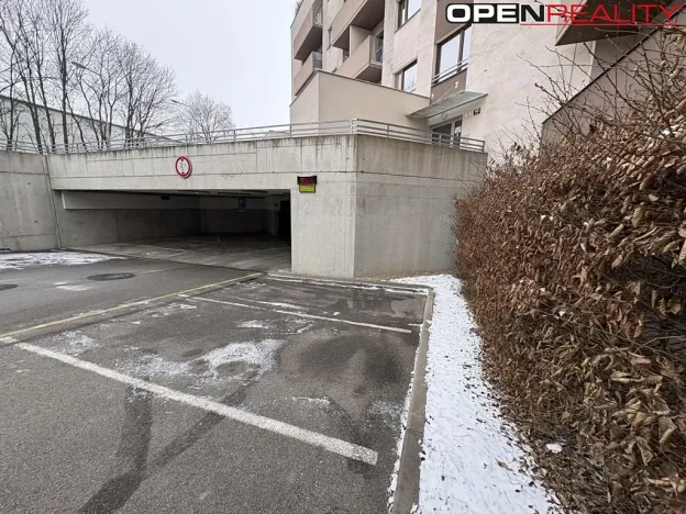 Pronájem garážového stání, Brno, Kigginsova, 12 m2