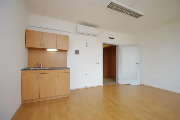 Pronájem kanceláře, Praha - Smíchov, Štefánikova, 63 m2