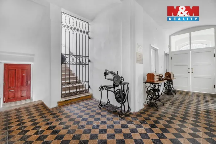 Prodej obchodního prostoru, Česká Kamenice, Lipová, 1225 m2