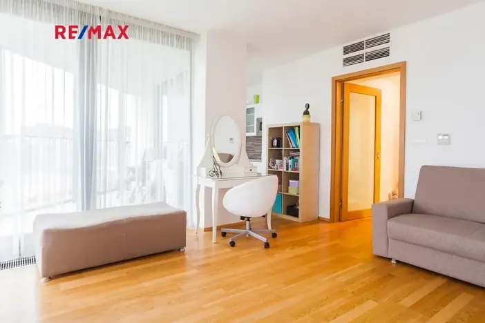 Prodej bytu 1+kk, Praha - Žižkov, Ke kapslovně, 38 m2