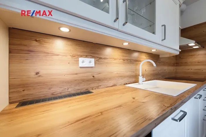 Pronájem bytu 1+kk, Praha - Smíchov, Kobrova, 43 m2