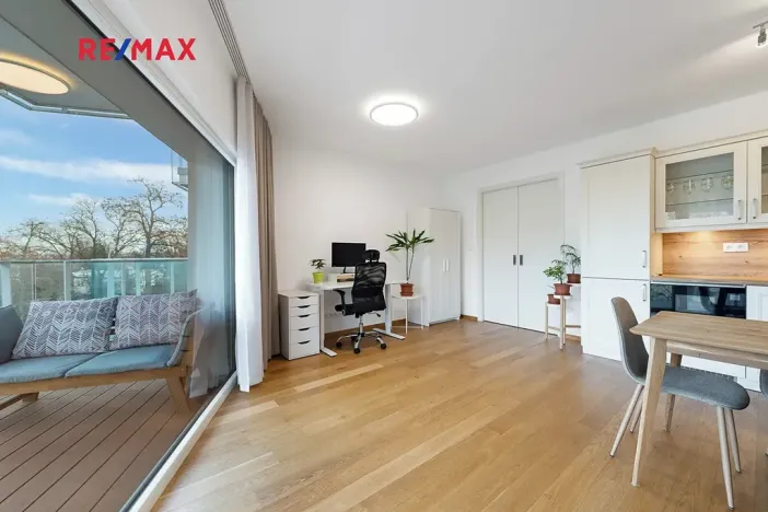 Pronájem bytu 1+kk, Praha - Smíchov, Kobrova, 43 m2