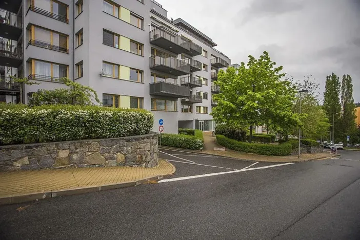 Pronájem garážového stání, Praha - Vokovice, Tibetská, 12 m2