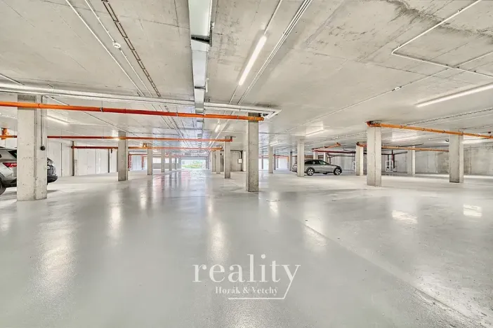 Prodej garážového stání, Znojmo, Kosmákova, 17 m2